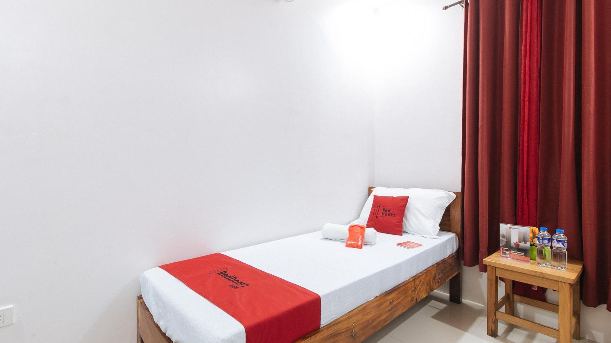 Reddoorz Plus @ Jollydays Hotel Nueva Ecija San Jose  Экстерьер фото